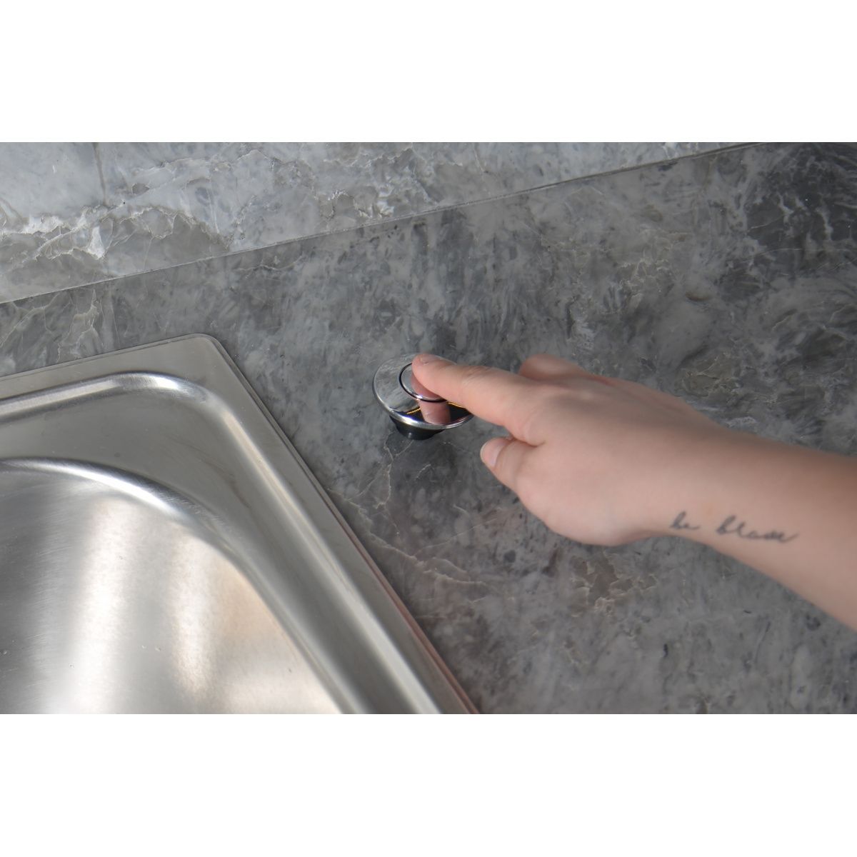 Triturador de Resíduos Alimentares Tramontina para Cubas ou Pias com Furação para Válvula de 4 1/2" com Potência de 0,75 HP 220 V