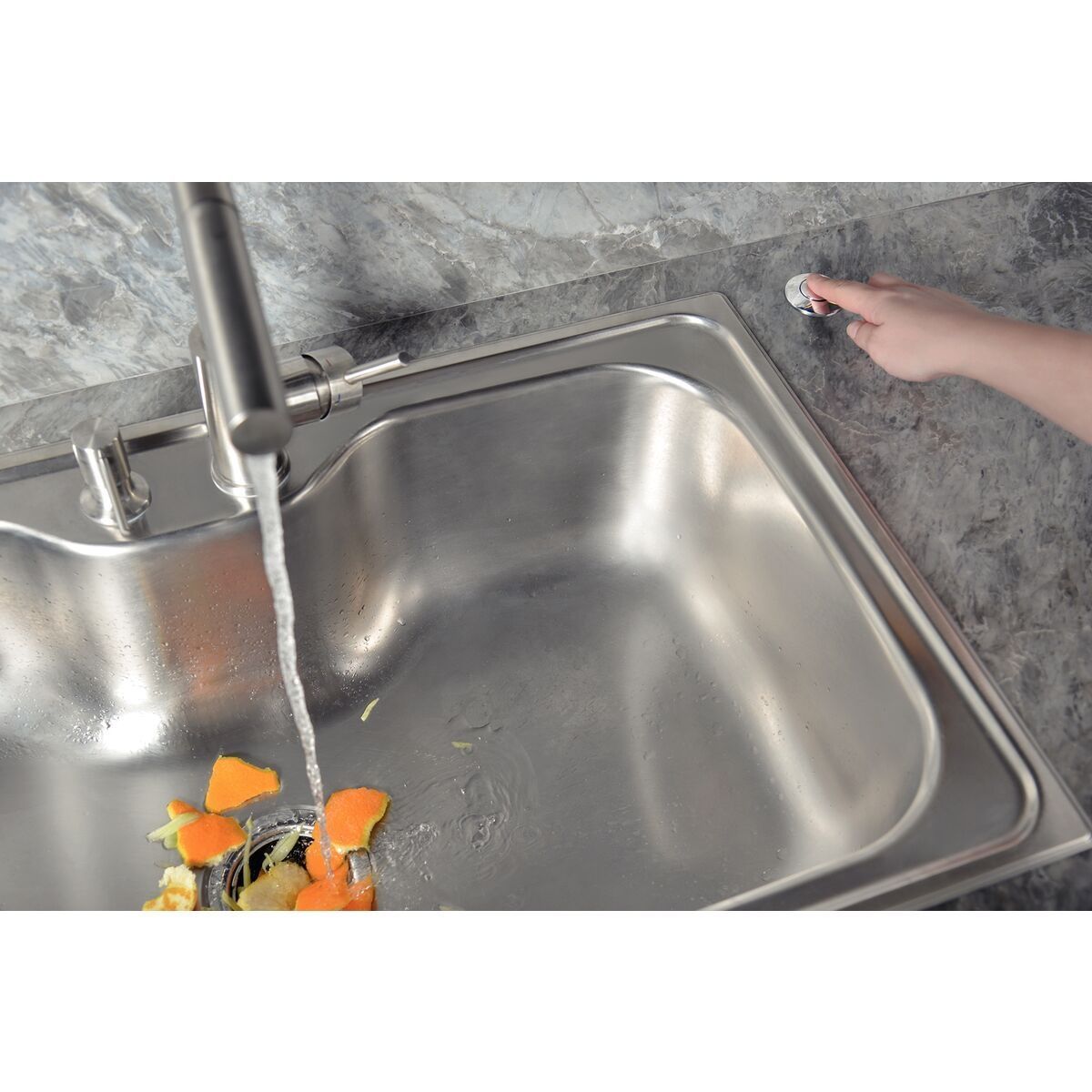 Triturador de Resíduos Alimentares Tramontina para Cubas ou Pias com Furação para Válvula de 4 1/2" com Potência de 0,75 HP 220 V