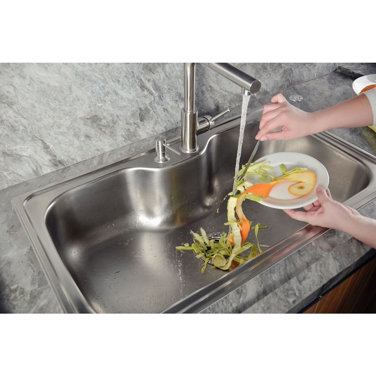 Triturador de Resíduos Alimentares Tramontina para Cubas ou Pias com Furação para Válvula de 4 1/2" com Potência de 0,75 HP 220 V