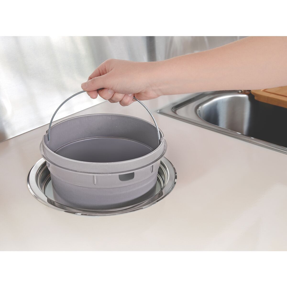 Lixeira de Embutir Tramontina Clean Round em Aço Inox com Balde Plástico 5 L