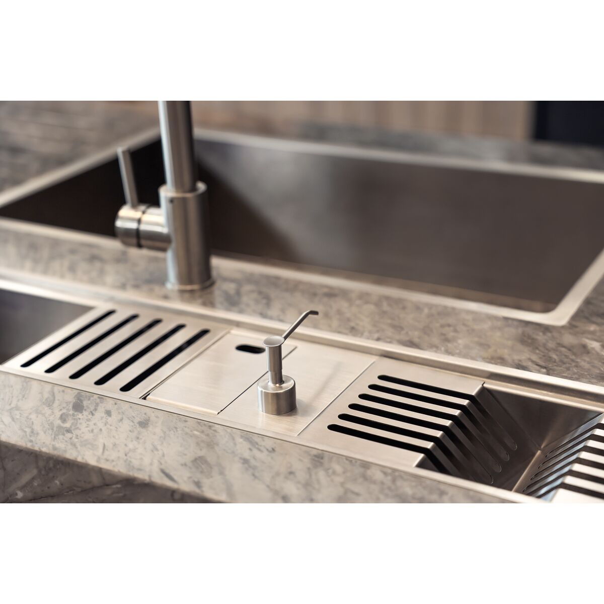 Porta Esponja Tramontina com Tampa e Dosador de Sabão Líquido em Aço Inox para uso em canal organizador