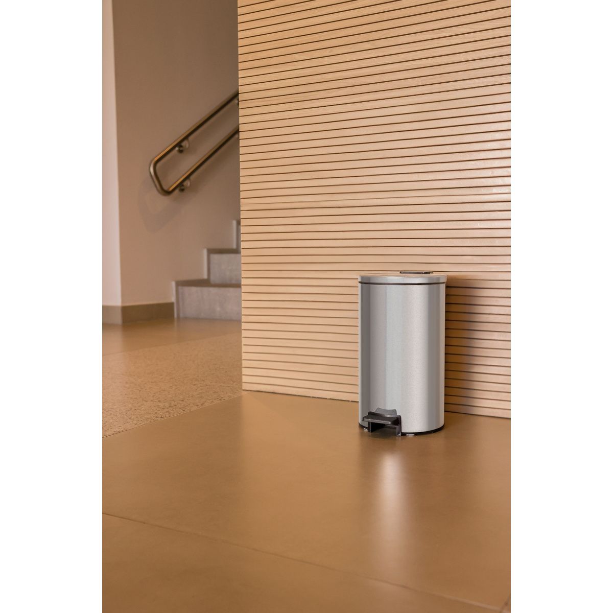 Lixeira com Pedal Tramontina Loop em A&ccedil;o Inox com Acabamento Polido e Balde Interno 5 L