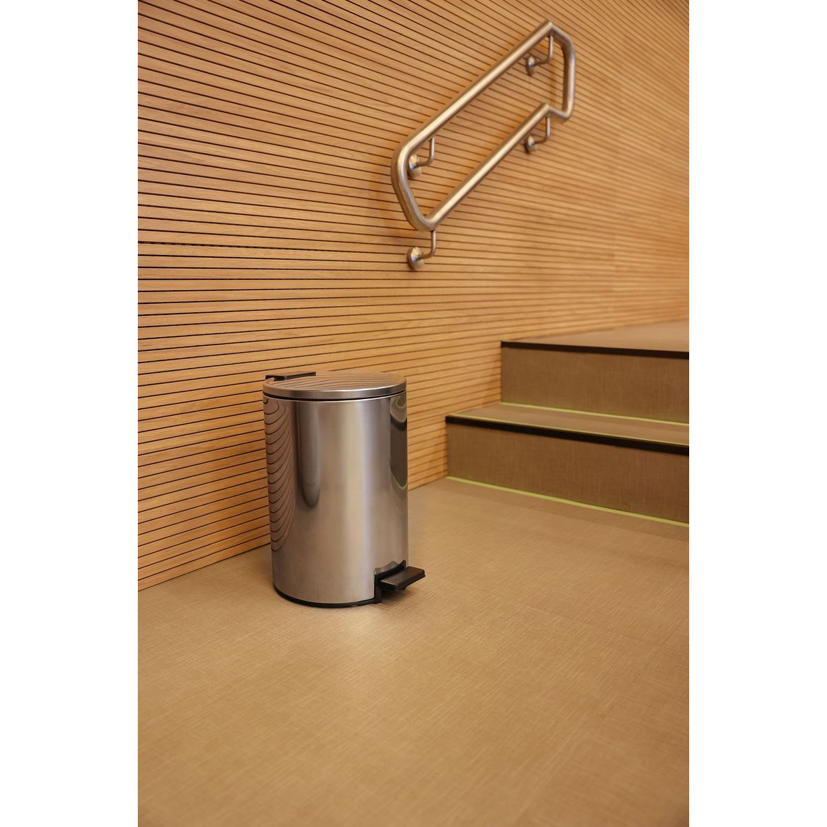 Lixeira com Pedal Tramontina Loop em A&ccedil;o Inox com Acabamento Polido e Balde Interno 12 L