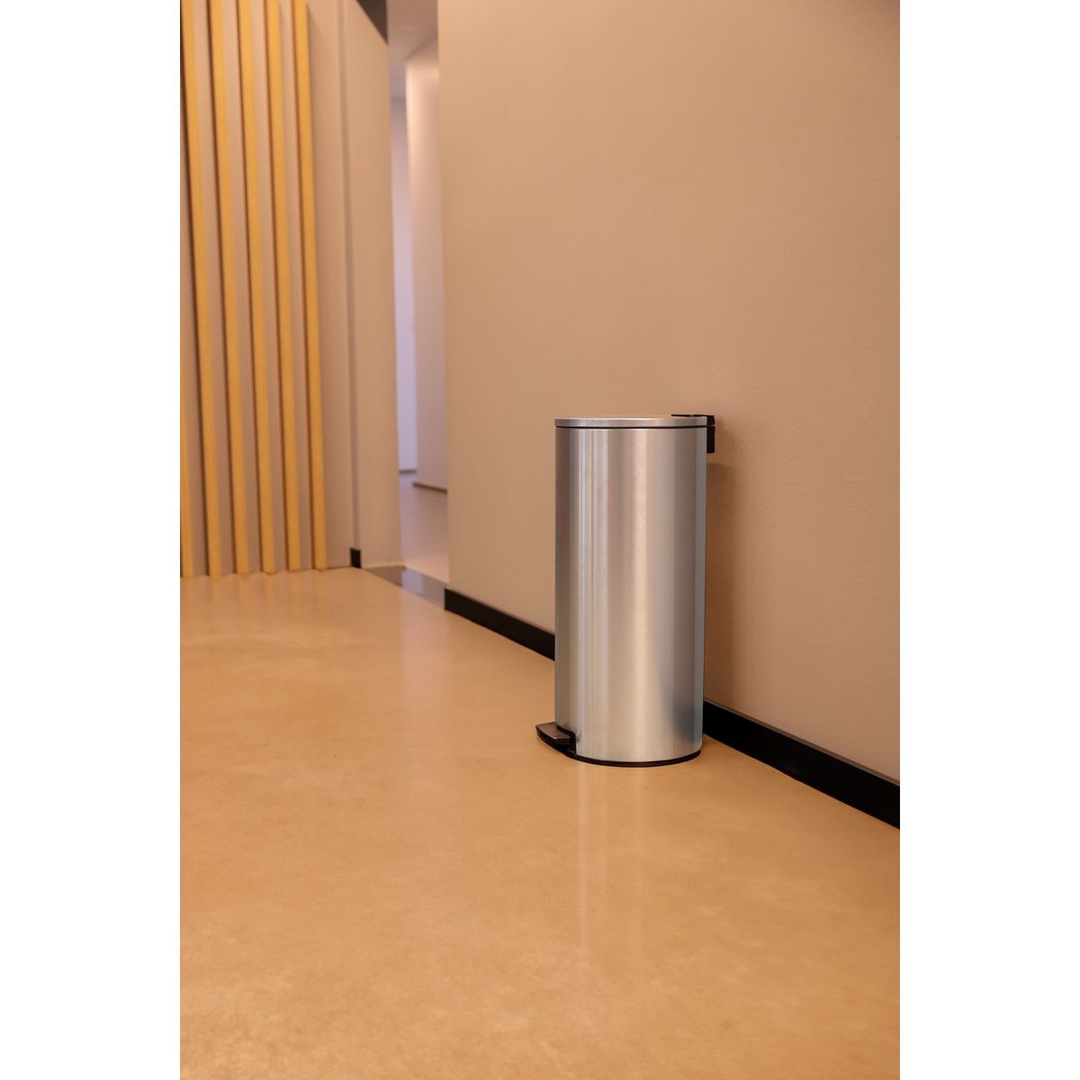 Lixeira com Pedal Tramontina Loop em A&ccedil;o Inox com Acabamento Polido e Balde Interno 30 L